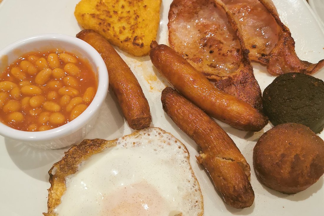 A Full Irish breakfast at Cates Café: fried egg, rashers, sausages, black and white pudding, beans and a hash brown.